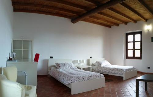A bed or beds in a room at Agriturismo Cascina Mora