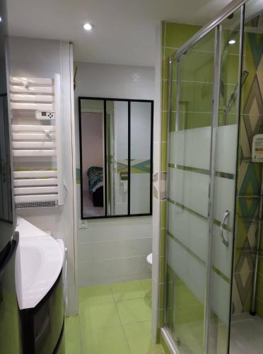 une salle de bain avec une douche en verre et un lavabo dans l'établissement superbe appart 4 pers Vue centre port du Cap d'Agde neuf climatisé, au Cap d'Agde