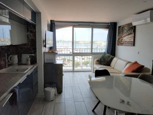 Kuchyň nebo kuchyňský kout v ubytování superbe appart 4 pers Vue centre port du Cap d'Agde neuf climatisé