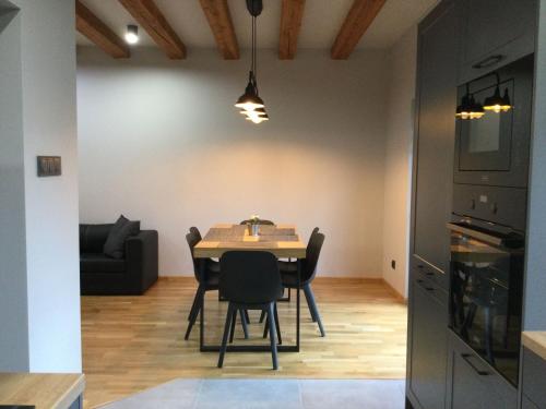 - une cuisine et une salle à manger avec une table et des chaises dans l'établissement Siedlisko na Winnicy, à Opatów
