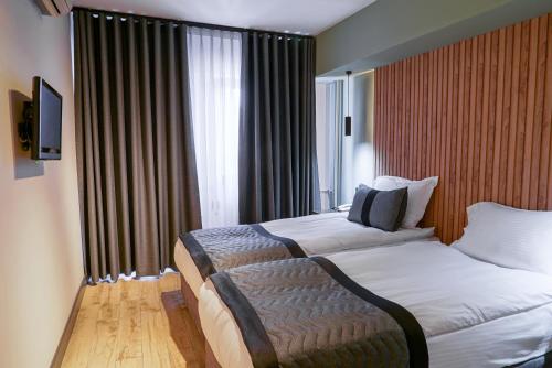 Легло или легла в стая в LEONS HOTEL