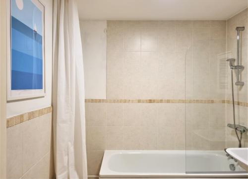 Ένα μπάνιο στο Central Apartments - Spacious 2 Beds
