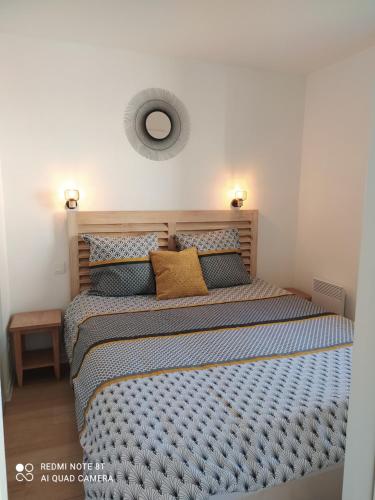 - une chambre avec un grand lit et 2 oreillers dans l'établissement Location appartement meublé bord de mer, à Fouesnant