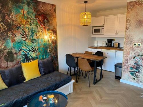 un salon avec un canapé et une table dans l'établissement Appartement COSY avec piscine, accès direct plage, à Lacanau-Océan