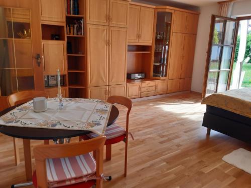 a kitchen with a table and chairs in a room at Ferienwohnung Dana in Murnau am Staffelsee