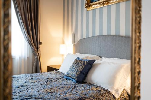 a bedroom with a bed with a large mirror at Pensieri di Cavatina in Castelnuovo Berardenga