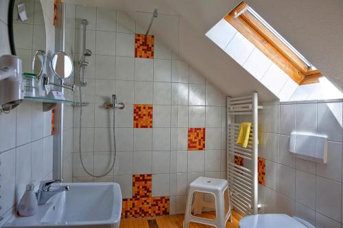 y baño con lavabo y ducha. en Konsum Gästehaus Quisisana - Nebenhaus Berghotel Oberhof - nur Übernachtung, en Oberhof