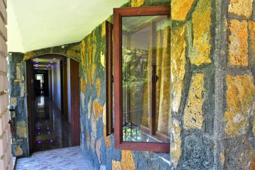 pared de piedra con ventana en un edificio en Riambel Paradise Inn Private Apartment, en Riambel