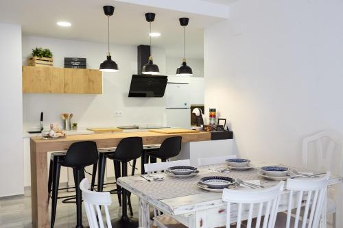 a kitchen and dining room with a table and chairs at APTARTAMENTO DOÑANA RECIEN REFORMADO Parking gratis in Sanlúcar de Barrameda
