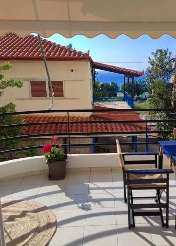 a patio with chairs and a table on a balcony at Casa Di Penny 2 in Kyparissia