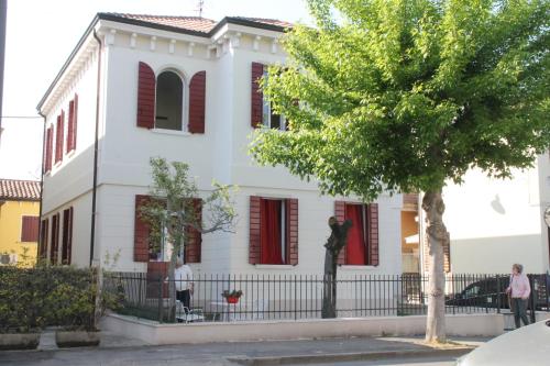 una casa con una statua davanti di Ca' D'Agostino a Battaglia Terme
