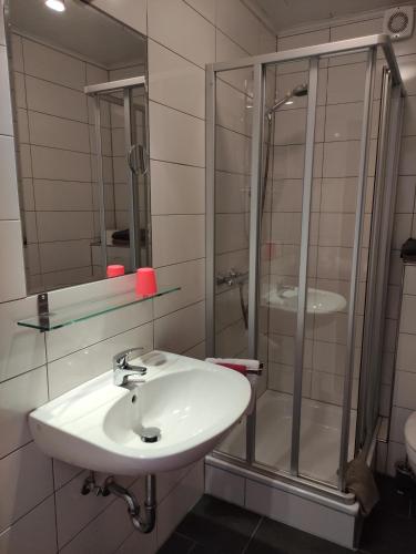 a bathroom with a sink and a shower at Gästehaus Schneider in Brauneberg