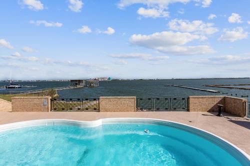 בריכת השחייה שנמצאת ב-Bay Dreamer - Massive Bayfront Home with Private Pool home או באזור