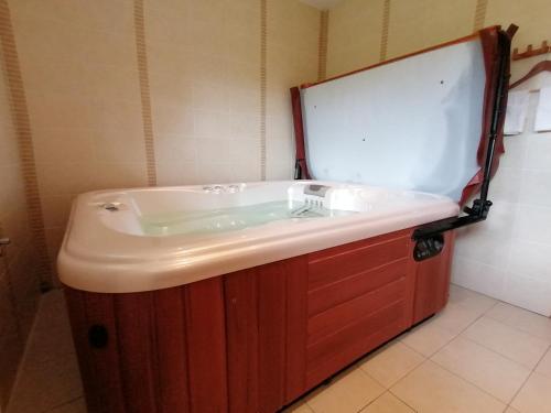 Fotografie z fotogalerie ubytování L'Atelier d'Arthur - Gîte chaleureux avec jacuzzi. v destinaci Tenneville