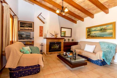 Charming 3 bedroomn villa with pool in Pollensa by Renthousing