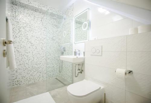 een badkamer met een toilet, een wastafel en een douche bij Lions luxury rooms in Split