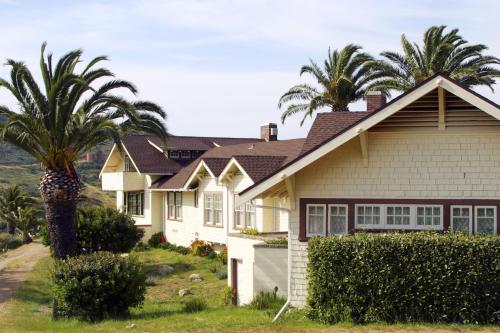 ein Haus mit Palmen davor in der Unterkunft Banning House of Two Harbors in Two Harbors