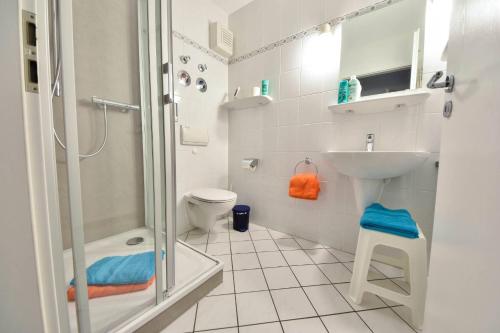 bagno con doccia, lavandino e servizi igienici di Haus Miramar 25 a Ahlbeck