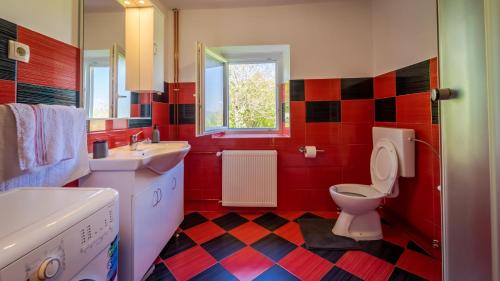 Koupelna v ubytování Holiday Home "Sleme" with jacuzzi, big garden and arbor with fireplace