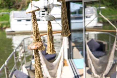 a boat with some oysters and rope on it at Hausboot Schleuseninsel in Lahnstein