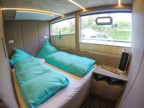 Posezení v ubytování Hausboot Schleuseninsel