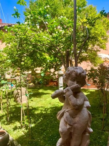 a statue of a teddy bear holding a toy at B&B 'Degli Artisti' in Magliano Sabina