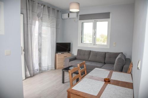 ein Wohnzimmer mit einem Sofa und einem Tisch in der Unterkunft Nemo 2 in Xi