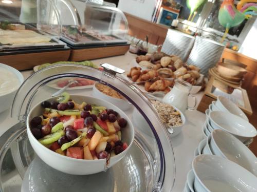 a bowl of fruit on a plate on a table at Gutshof Andres in Kirchlauter