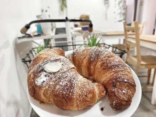 due croissant su un piatto su un tavolo di Hello World a Agrigento