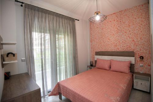 Ένα ή περισσότερα κρεβάτια σε δωμάτιο στο ENIO AXD guest house with private parking
