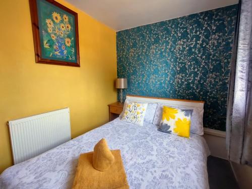 1 dormitorio con 1 cama con pared azul y amarilla en The Shoulder at Hardstoft en Hardstoft