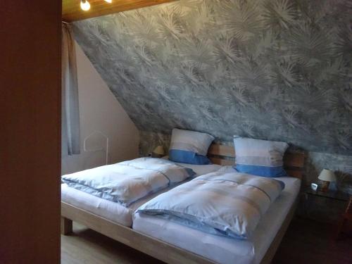 2 camas en un dormitorio con pared en Ferienwohnung Gätcke, en Hemmoor