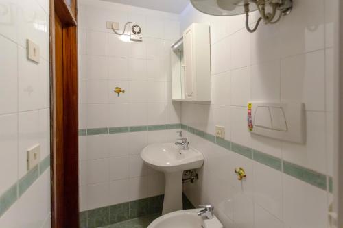 een witte badkamer met een wastafel en een toilet bij House In the Tower in Amalfi