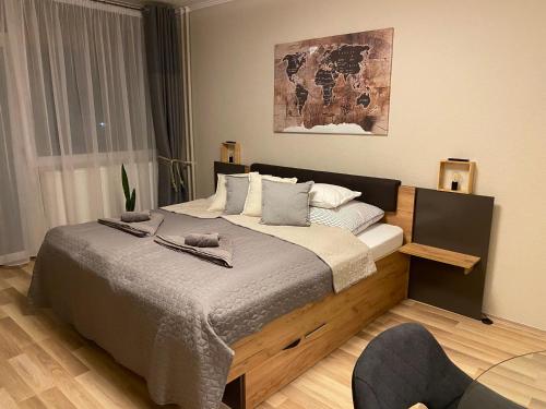 een slaapkamer met een groot bed in een kamer bij Centrum Apartman in Kaposvár