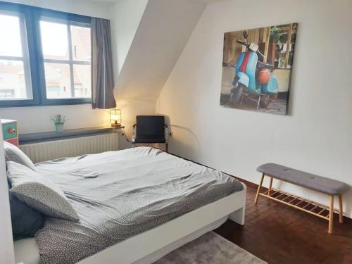 1 dormitorio con 1 cama y 1 silla en Ontdek Brugge en Vlaanderen! en Zedelgem