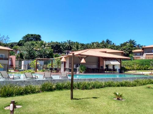 un complejo con piscina en un patio en Casa em Condomínio Gamboa - Morro de São Paulo Ba, en Cayru
