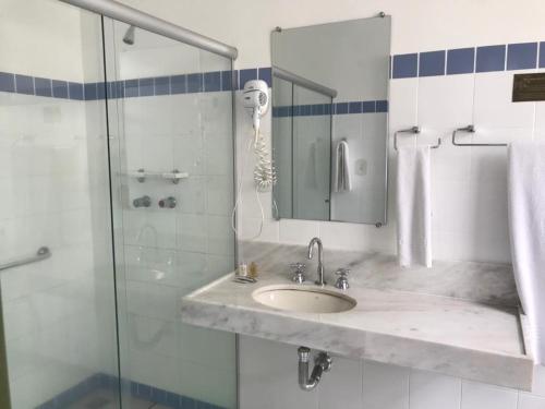 een badkamer met een wastafel en een douche bij Pousada Dos Ofícios in Ouro Preto