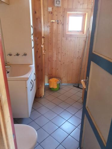 uma pequena casa de banho com WC e lavatório em Bjørklund em Geilo