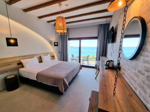 Voodi või voodid majutusasutuse Enjoy Lichnos Bay Village, Camping, Hotel and Apartments toas