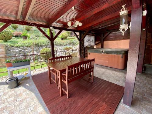 Dobrá Voda的住宿－Family Holiday home，露台设有木桌和长凳,甲板上设有长椅。