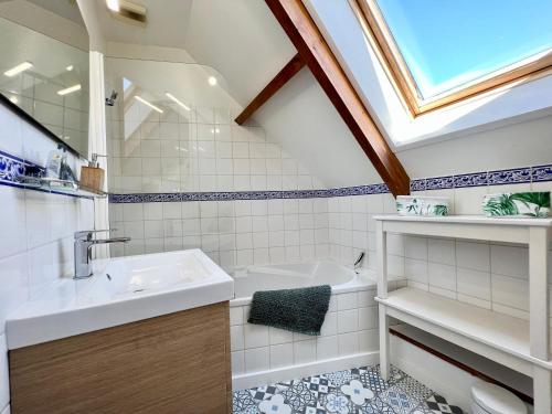a bathroom with a sink and a bath tub at COC - La Brise Marine in Wissant