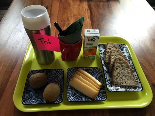 - un plateau de nourriture avec du fromage, du pain et une boisson dans l'établissement CHAMBRES chez l'habitant Córdoba et Lhassa, à Bordeaux