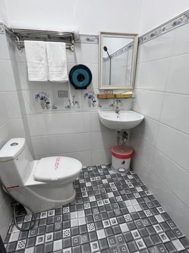 ĐỨC THẠNH HOTELにあるバスルーム