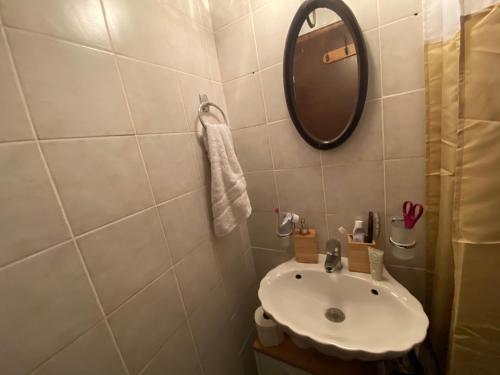 łazienka z umywalką i lustrem w obiekcie Katouna hill w mieście Leukada (miasto)