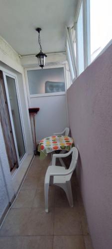 a small room with a table and a chair at Apartman Jasna in Herceg-Novi