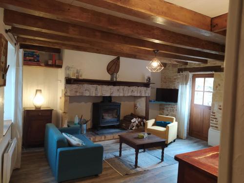 ein Wohnzimmer mit einem Sofa und einem Kamin in der Unterkunft La maison d'iréne in Soturac