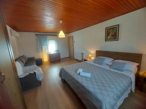 una camera con un grande letto e un soffitto in legno di House for rest and fun JEKA a Duga Resa