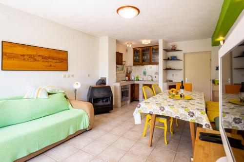 ein Wohnzimmer mit Couch und Tisch in der Unterkunft Maris in Sveti Filip i Jakov