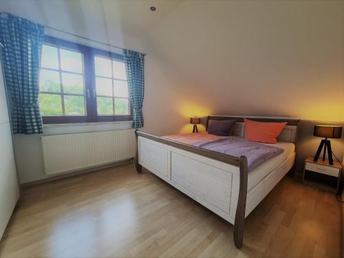 een slaapkamer met een bed en een raam bij Ferienwohnung Struppi Sächsische Schweiz in Struppen
