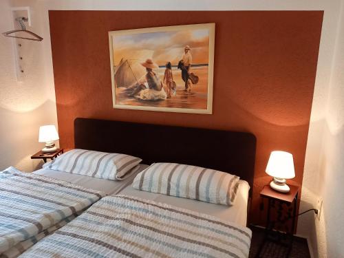 - une chambre avec un lit et une peinture murale dans l'établissement Ferienwohnung Kransevitz, à Kransevitz